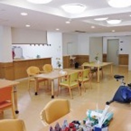 土日休み可☆年齢不問の駅近デイ♪平均介護度1.9/介護時給1400円等