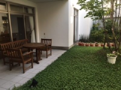 テラスに綺麗な花が咲く有料老人ホーム介護福祉士はヘルパー時給1350円|北伊丹