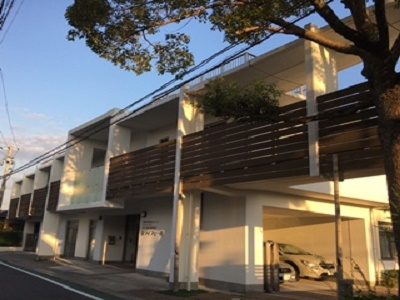 実務者研修修了時給1280円|テラスに綺麗な花が咲く有料老人ホーム|北伊丹