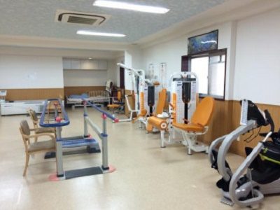 紹介予定派遣|老健超強化型施設の介護福祉士はヘルパー時給1350円|吹田山田駅近